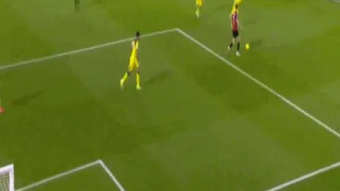 赫罗纳加盟西甲后对阵巴萨贡献三乌龙失误。